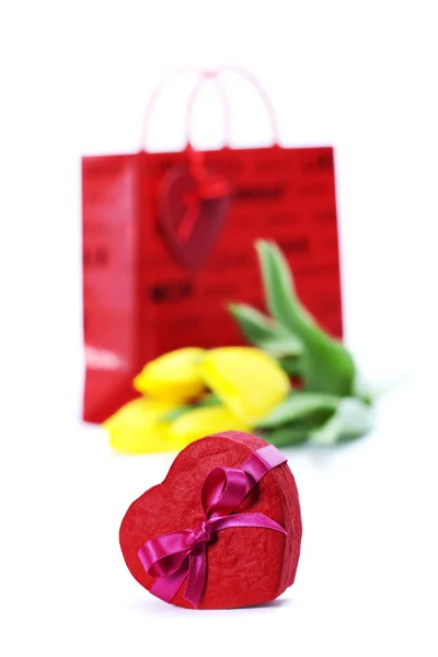 Presentförpackning och färska blommor — Stockfoto
