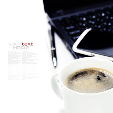 Bir fincan kahve ve laptop.