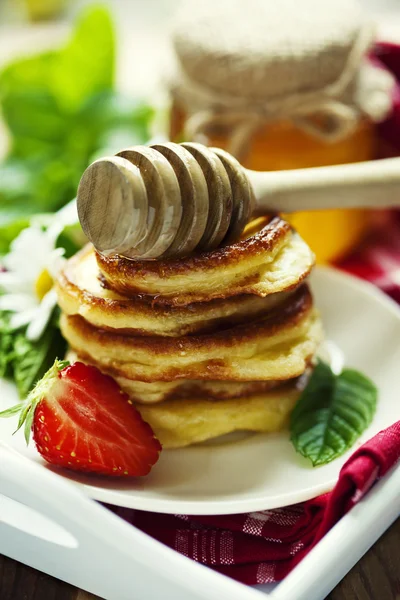 Stack of pancakes with honey — Stock Photo, Image