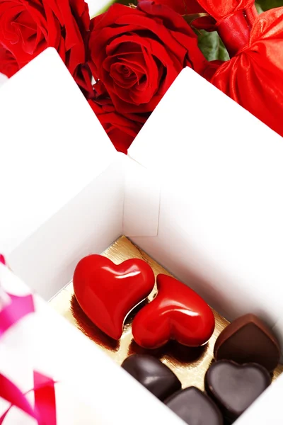 Rosas vermelhas e corações de Valentim — Fotografia de Stock