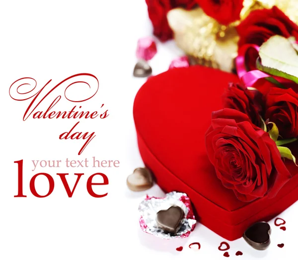 Rode rozen en harten voor Valentijnskaart — Stockfoto
