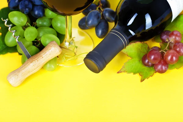 Red wine and fresh grape — Stock Photo, Image