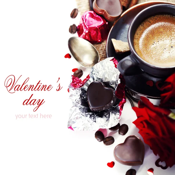 Kırmızı güller ve kahve için valentine — Stok fotoğraf