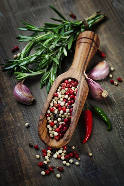 Especias en una tabla de madera —  Fotos de Stock