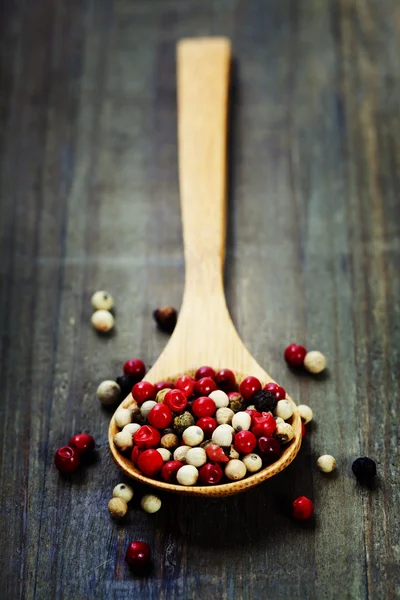 Especias en una tabla de madera — Foto de Stock