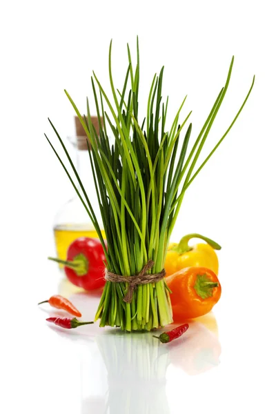 Ein Bund frischer Schnittlauch und Gemüse — Stockfoto
