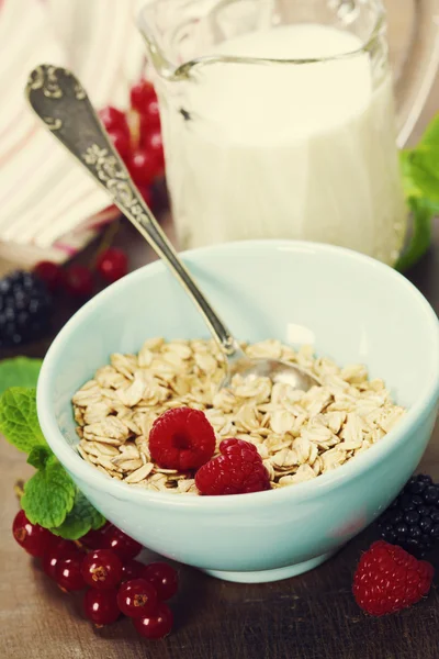 Desayuno saludable con un tazón de copos de avena — Foto de Stock