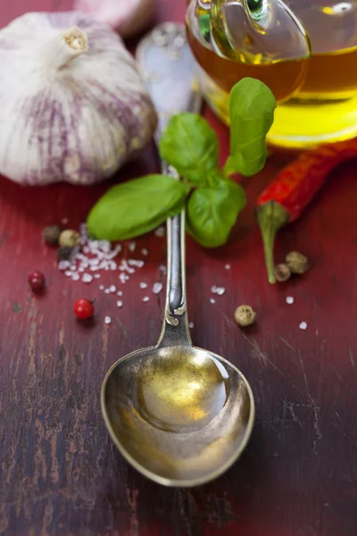 Cuillère à huile d'olive et légumes — Photo