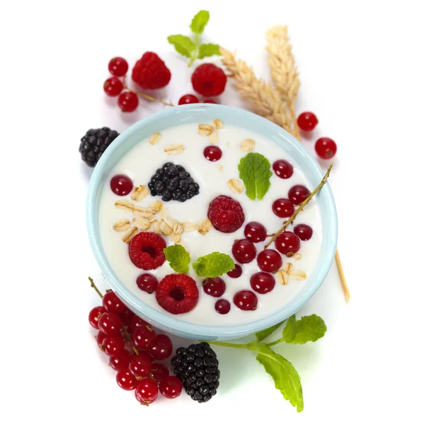 Gezond ontbijt: kom van cerial met yoghurt of melk — Stockfoto