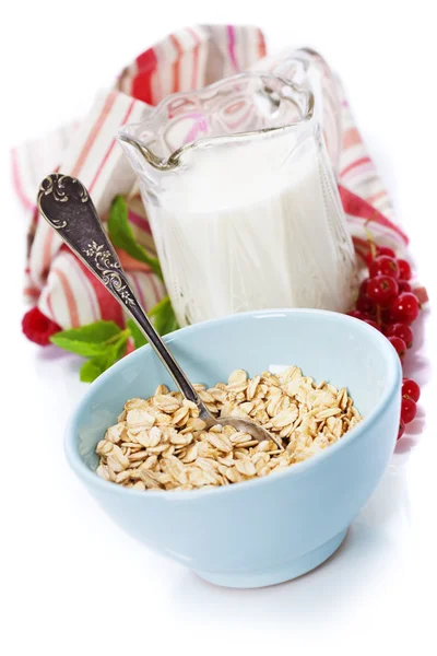 Desayuno saludable con un tazón de copos de avena — Foto de Stock