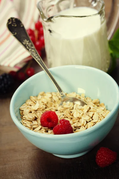 sağlıklı bir kahvaltı ile kase yulaf gevreği