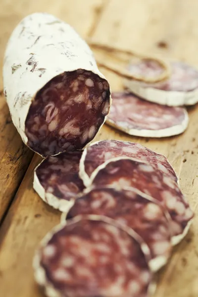 Tradycyjne plastry mięsa kiełbasa salami na desce — Zdjęcie stockowe
