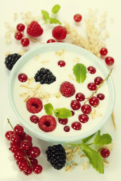 Zdravá snídaně: mísa z autobusoveho s jogurtem nebo mlékem — Stock fotografie
