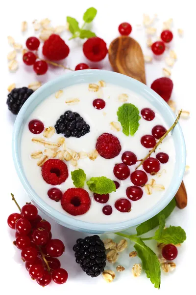 Desayuno saludable: tazón de cerámica con yogur o leche —  Fotos de Stock
