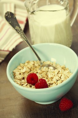 sağlıklı bir kahvaltı ile kase yulaf gevreği