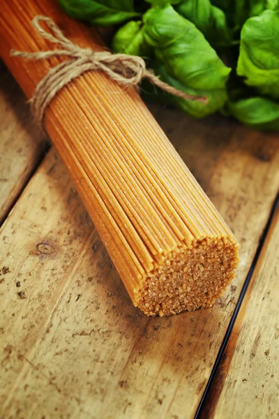 Ціла пшенична спагетті з базиліком — стокове фото