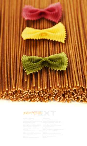 Kepekli spagetti ve farfalle makarna — Stok fotoğraf