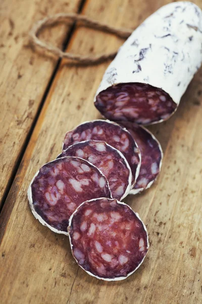 Traditionelle Wurstsalami in Scheiben auf Holzbrett — Stockfoto