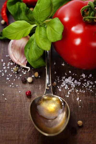 Cucchiaio con olio d'oliva e verdure — Foto Stock