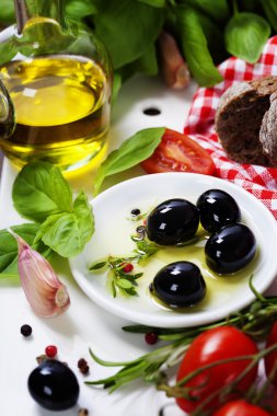 zeytin ve zeytinyağı eski tablel üzerinde