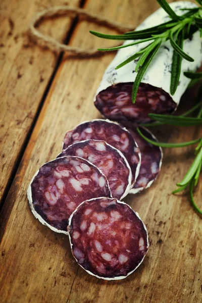 Salame tradizionale di salsiccia affettata su tavola di legno — Foto Stock