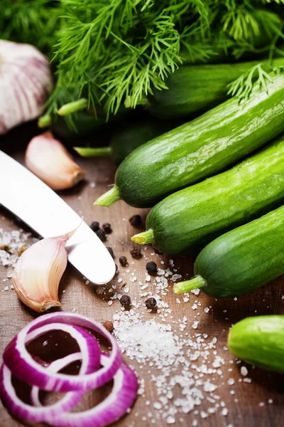 Preparazione di conserve di cetrioli sottaceto — Foto Stock