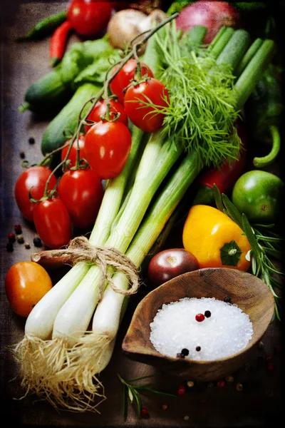 Свежий лук и овощи — стоковое фото