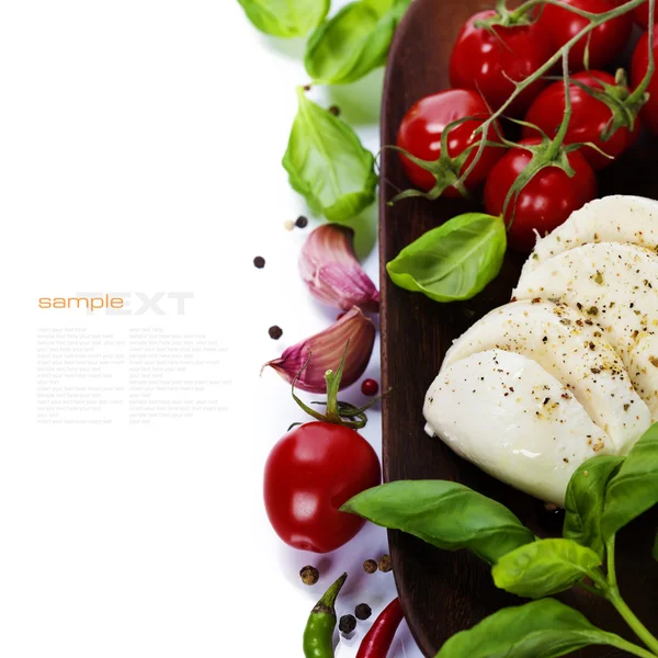 Caprese - Salada italiana com tomate e queijo mozarella — Fotografia de Stock