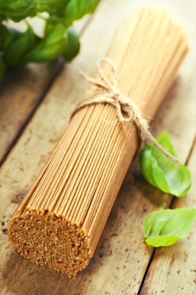 Whole wheat spaghetti with basil — Stock Photo, Image