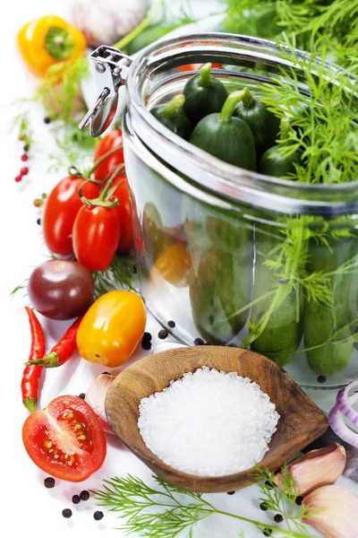 Preparação de conservas de pepinos em escabeche e tomates — Fotografia de Stock