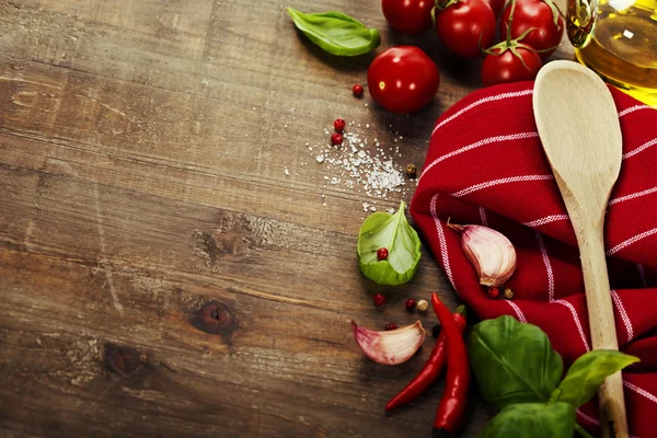 Cucchiaio di legno e ingredienti in tavola — Foto Stock