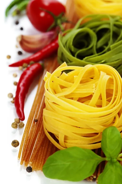 Celozrnné špagety a vaječné těstoviny hnízda — Stock fotografie