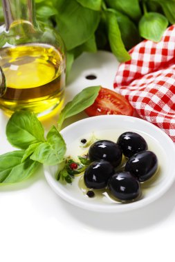 zeytin ve zeytinyağı eski tablel üzerinde