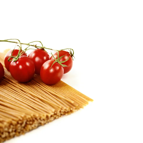 Whole wheat spaghetti with tomatoe — Stock Photo, Image