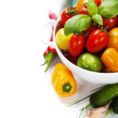 kevgir içinde sebze ve çeşitli domates