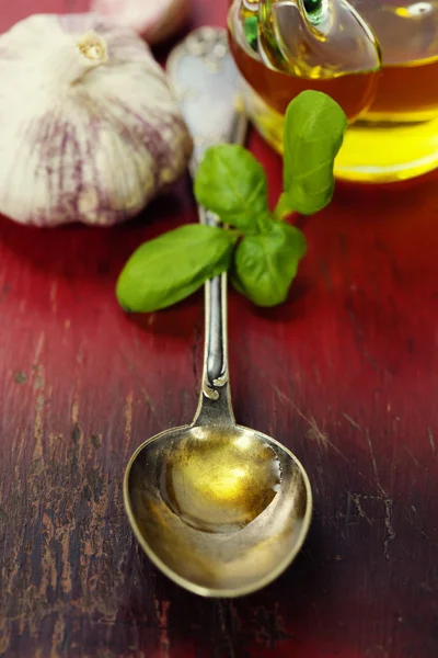 Łyżka oliwy z oliwek i warzyw — Zdjęcie stockowe