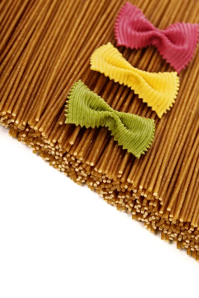 Esparguete de trigo integral e macarrão Farfalle — Fotografia de Stock