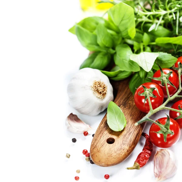 Albahaca y verduras frescas —  Fotos de Stock