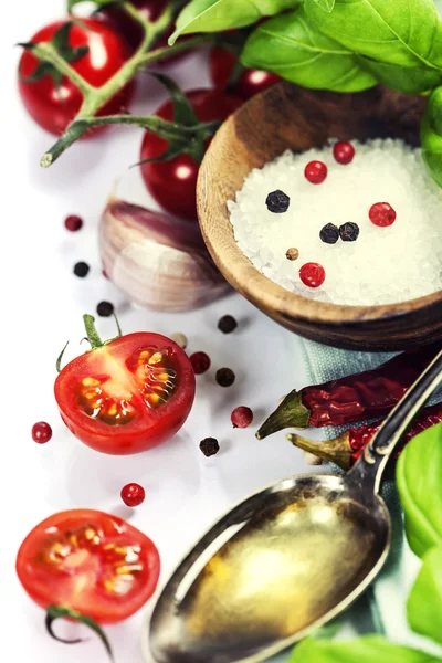 Verse tomaten, olijfolie en basilicum — Stockfoto