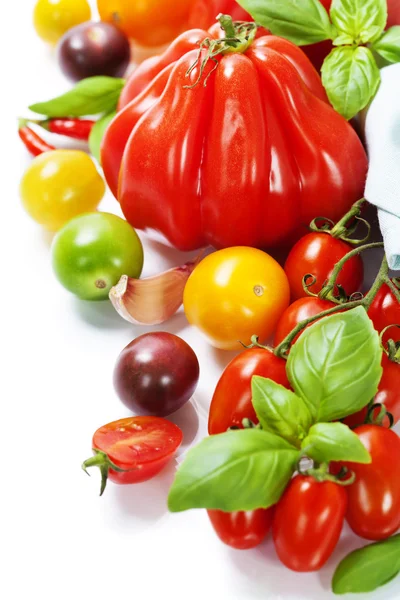 Tomates frescos e ervas - conceito de alimentação saudável — Fotografia de Stock