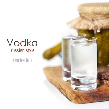 Rus votka geleneksel siyah ekmek ve turşu ile