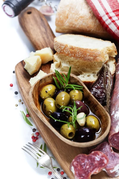 Salami italiano con aceitunas y ciabatta —  Fotos de Stock