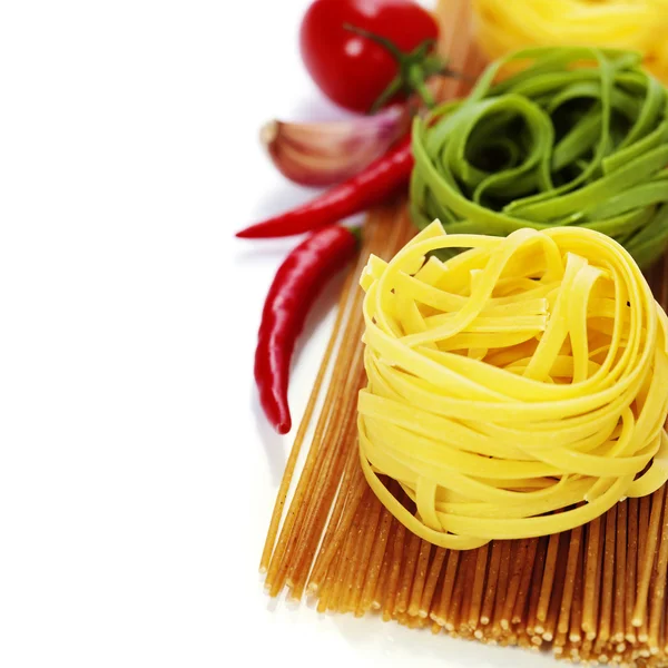 Цілі пшеничні спагеті та гнізда для яєчних макаронних виробів — стокове фото