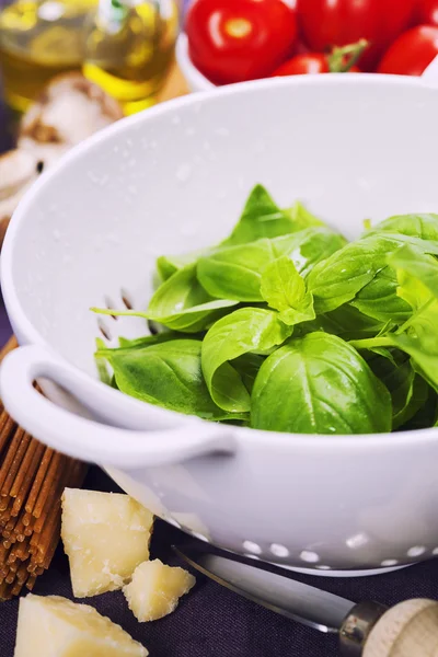 Manjericão fresco e ingredientes — Fotografia de Stock