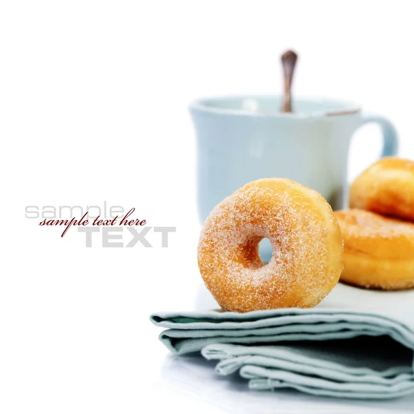 Kaffe och färska donuts — Stockfoto