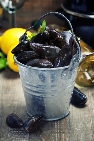 Fresh mussels ready for cooking — Stock Photo, Image