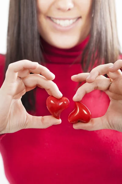 Corações vermelhos em mãos - Conceito de São Valentim — Fotografia de Stock