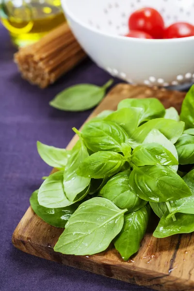 Čerstvá bazalka a ingredience — Stock fotografie