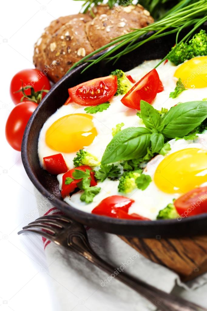 Fried eggs with fresh vegetables