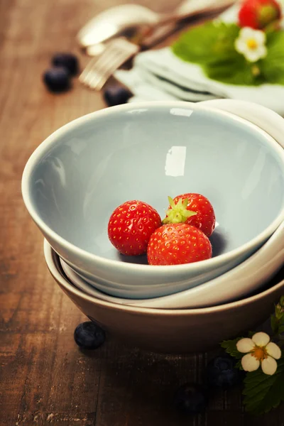 Erdbeeren in einer Schüssel — Stockfoto